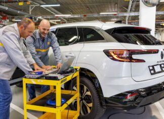 Renault prepara medidas para ayudar a su plantilla a sobrellevar la crisis actual Fabricación del nuevo Renault Austral en la planta de Villamuriel de Cerrato, Palencia. Julio 202