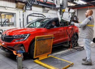 Renault ya tiene 600 pedidos españoles del Austral que se fabrica en Palencia Fabricación del nuevo Renault Austral en la planta de Villamuriel de Cerrato, Palencia. Julio 202
