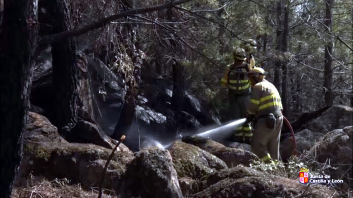 Labores de extinción del incendio de Santa Cruz del Valle (Ávila) Santa Cruz del Valle
