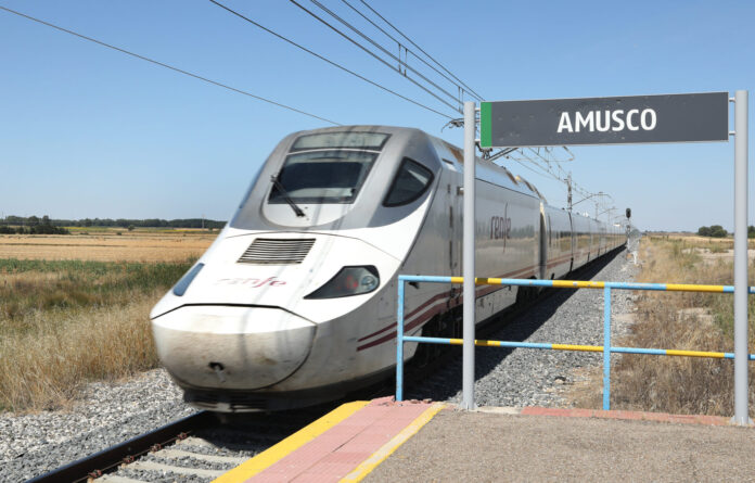 Los Alvia, que desde el 15 de agosto se quedaban en Palencia ya circulan de nuevo por la línea hacia Santander. / Brágimo (ICAL)