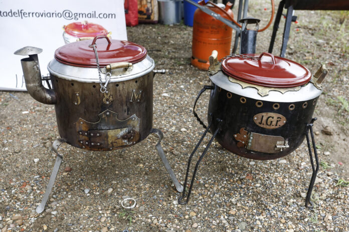 Preparación de una olla ferroviaria en un acto deportivo de La Robla (León) Preparación de una olla ferroviaria. / ICAL