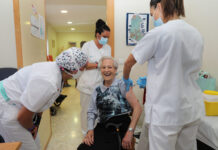 Inicia en Castilla y León la vacunación contra la gripe y Covid-19 en residencias de mayores Una paciente recibe una inoculación en forma de vacuna