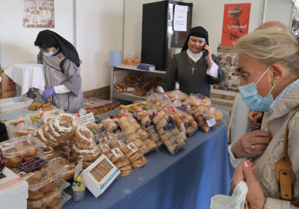 Muestra gastron&oacute;mica Naturpal Una caseta de dulces de las monjas de Paredes de Nava(Palencia). / Br&aacute;gimo (ICAL)