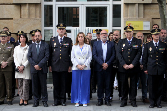 Minuto de silencio por la mujer asesinada en Palencia La delegada del Gobierno en Castilla y León, Virginia Barcones; el Jefe Superior de Policía de Castilla y León, Juan José Campesino; el nuevo jefe provincial de la Policía Nacional de Soria y el el Subdelegado del Gobierno en Soria, Miguel Latorre entre otro cargos, durante el minuto de silencio por la mujer asesinada en Palencia.