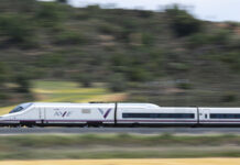 Un tren AVE con el nuevo logo.