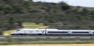 Un tren AVE con el nuevo logo.