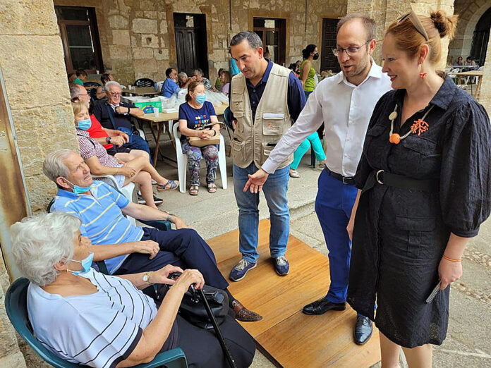 La directora general de la Agencia de Protección Civil y Emergencias, Irene Cortés, visita en Ciudad Rodrigo a los vecinos evacuados por los incendios en la provincia de Salamanca. Astudillo psicología rural