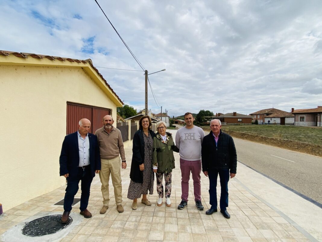 Visita institucional a la renovada travesía de Calahorra de Boedo