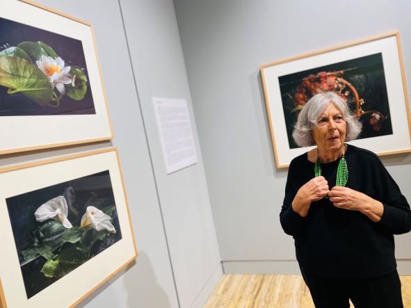 Pilar Pequeño, junto a tres de sus obras