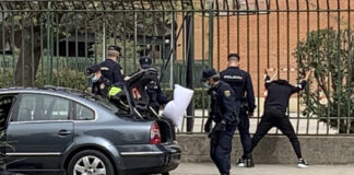 Cometen una infracción de tráfico y acaban en el calabozo por robo