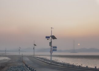 Guardo: luz de sol a sol en la calle gracias al sol Guardo luz de sol a sol en la calle gracias al sol