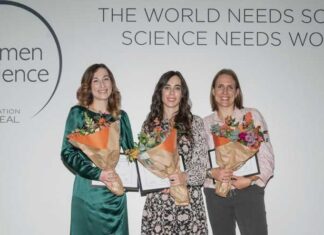 Laura Román Rivas (en el centro) tras recibir un premio anterior de la fundación L'Oreal