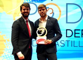 Óscar Husillos recoge el premio a Mejor Deportista Absoluto de Castilla y León Oscar Husillos durante la gala de entrega de los premios Pódium del Deporte de Castilla y León - AGENCIA ICAL