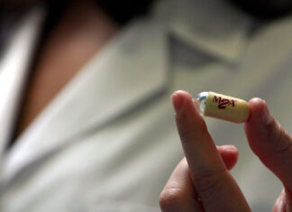 Sacyl aumenta a 1,2 millones las ayudas a proyectos de investigación en biomedicina que por primera vez ‘protegen’ a los hospitales más pequeños Premian-investigacion- Enfermeria-de -Digestivo-Río-Carrión-sobre- cápsula-endoscópica