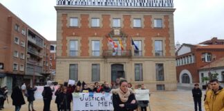 Un-centenar-de-personas-pide-indulto-para-Laura-ante-los-Juzgados-Palencia