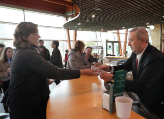 Nuevas Generaciones del PP reparte ejemplares de la Carta Magna en el Día de la Constitución Nuevas Generaciones del PP de Palencia rinde homenaje a la Constitución