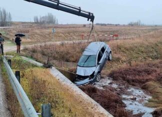 Aparatoso accidente de tráfico sin heridos de gravedad en Guaza de Campos