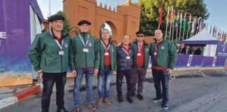 Julián Caballero (primero por la izquierda) y sus compañeros campaneros en la capital marroquí de Rabat, donde la UNESCO aprobó la declaración del toque manual de campanas como Patrimonio Cultural Inmaterial de la Humanidad.