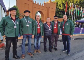 Julián Caballero (primero por la izquierda) y sus compañeros campaneros en la capital marroquí de Rabat, donde la UNESCO aprobó la declaración del toque manual de campanas como Patrimonio Cultural Inmaterial de la Humanidad.