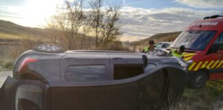 Excarcelan-un-hombre-atrapado-tras-vuelco-turismo-Baltanás