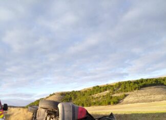 Excarcelan-un-hombre-atrapado-tras-vuelco-turismo-Baltanás