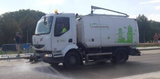 Un camión de Urbaser realiza un baldeo en el Paseo de La Julia.