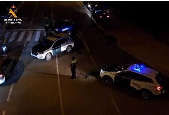 Imagen de una intervención anterior de la Guardia Civil de Palencia en una quedada de vehículos. / Guardia Civil