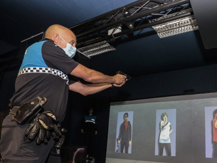 Presentación de la mejoras hechas en el simulador de tiro de la Policía Local de León