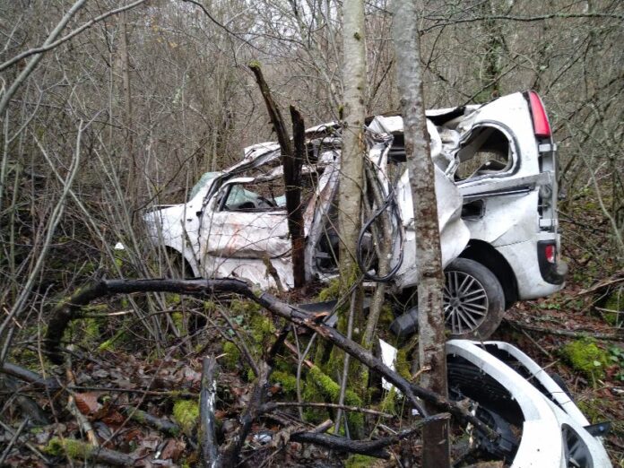 Un fallecido de 31 años tras precipitarse por un terraplén con su furgoneta en la CL-631 en Cuevas del Sil (León)