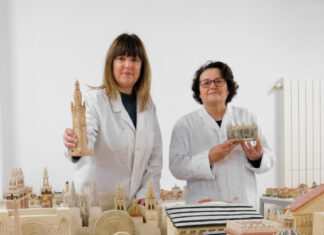 Un muestrario de Patrimonio sobre la mesa Un-muestrario-Patrimonio-sobre-mesa-s