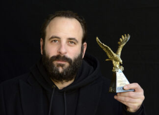 Vincent Macaigne, con el Águila de Oro internacional. / Wifredo Román