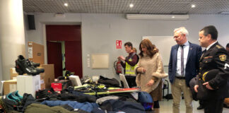 La delegada del Gobierno en Castilla y León, Virginia Barcones; el subdelegado del Gobierno en Palencia, Ángel Luis Domingo, y el comisario Provincial, Honorio Pérez, ante los efectos incautados en la Operación Kolla en Palencia