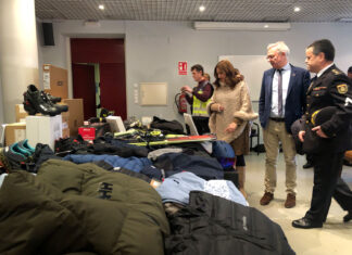 La delegada del Gobierno en Castilla y León, Virginia Barcones; el subdelegado del Gobierno en Palencia, Ángel Luis Domingo, y el comisario Provincial, Honorio Pérez, ante los efectos incautados en la Operación Kolla en Palencia