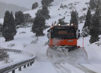 Cuña-y-sal-quitanieves-en-acción-en-Palencia-k