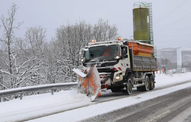 Cu&ntilde;a-y-sal-quitanieves-en-acci&oacute;n-en-Palencia-k