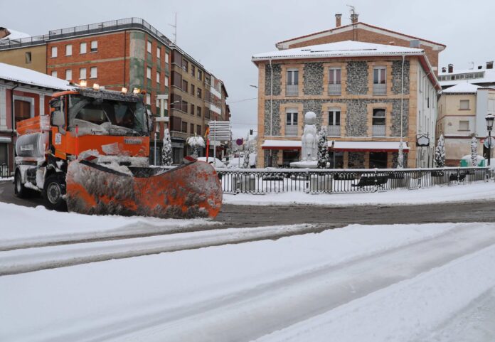 Cuña-y-sal-quitanieves-en-acción-en-Palencia-e Castilla y León afronta un lunes festivo con aviso rojo por nevadas de hasta 40 centímetros en la montaña leonesa y palentina