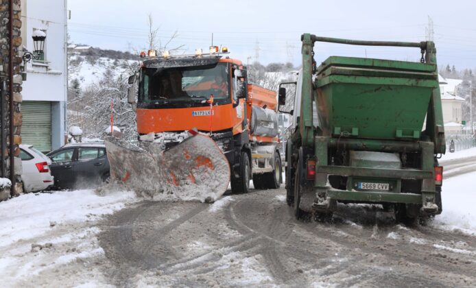 Cu&ntilde;a-y-sal-quitanieves-en-acci&oacute;n-en-Palencia-k