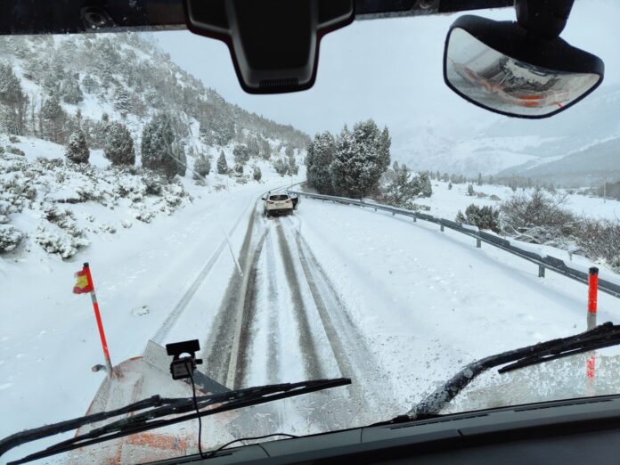 Cuña-y-sal-quitanieves-en-acción-en-Palencia-k Cuña-y-sal-quitanieves-en-acción-en-Palencia-k