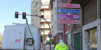 Un operario de la actual empresa de servicio de aseo urbano de Palencia realiza un baldeo en la Avenida de Castilla. / ICAL