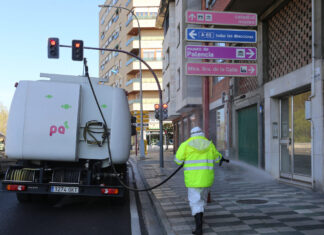 Los jardines son cosa de todos: sale adelante la moción de Vox de embellecimiento de la ciudad Un operario de la actual empresa de servicio de aseo urbano de Palencia realiza un baldeo en la Avenida de Castilla. / ICAL