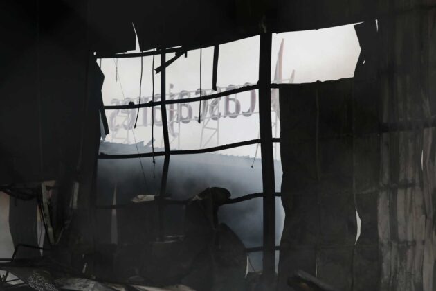 Incendio en la f&aacute;brica de Cascajares en Due&ntilde;as (Palencia) - Br&aacute;gimo (ICAL)