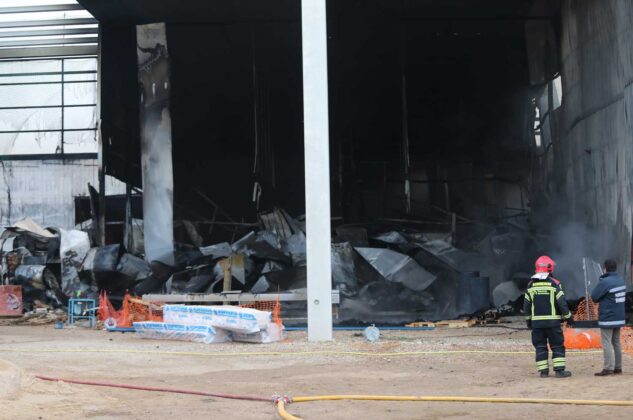 Incendio en la f&aacute;brica de Cascajares en Due&ntilde;as (Palencia) - Br&aacute;gimo (ICAL)