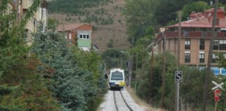 Tren regional S-2600 saliendo del apeadero de Guardo hacia Bilbao a través del tramo que va a mejorar su seguridad. / Óscar Herrero