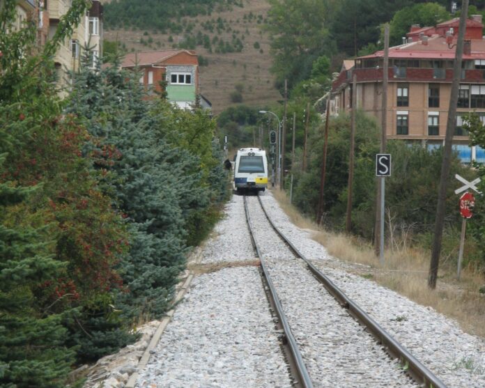 'La-Robla'-palentina-modernizará-su-seguridad Tren regional S-2600 saliendo del apeadero de Guardo hacia Bilbao a través del tramo que va a mejorar su seguridad. / Óscar Herrero