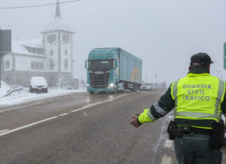 La-nieve-obliga-a-embolsar-camiones-A-6-Portela-Valcarce-y-Valgoma-León