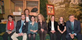 Imagen de archivo de una de las últimas subastas benéficas de capones, en la que aparece Alfonso Jiménez (derecha) posando con la infanta Elena y representantes de la entidad beneficiaria, la Fundación Prodis