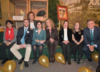 Imagen de archivo de una de las últimas subastas benéficas de capones, en la que aparece Alfonso Jiménez (derecha) posando con la infanta Elena y representantes de la entidad beneficiaria, la Fundación Prodis