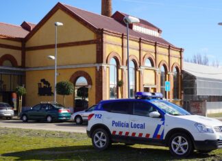 Un coche de la Policía Local de Venta de Baños, frente al Centro Cultural La Briquetera