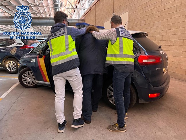 Detienen-escondido-debajo-vehículo-hombre-cinco-robos-72-horas-punta-navaja-en-Palencia Imagen de una detención facilitada por la Policía Nacional de Palencia.