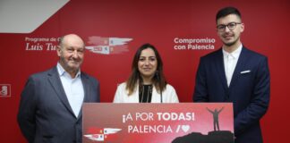 Miriam Andrés flanqueada por Jesús Miguel González (i), candidato para Saldaña y Jesús Manuel López, para Paredes de Nava (d).